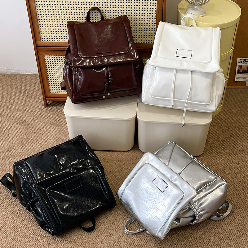 A new 2024 minimalist and trendy backpack for women, a fashionable and retro versatile travel bag for students, and a schoolbag for men Application Scenario