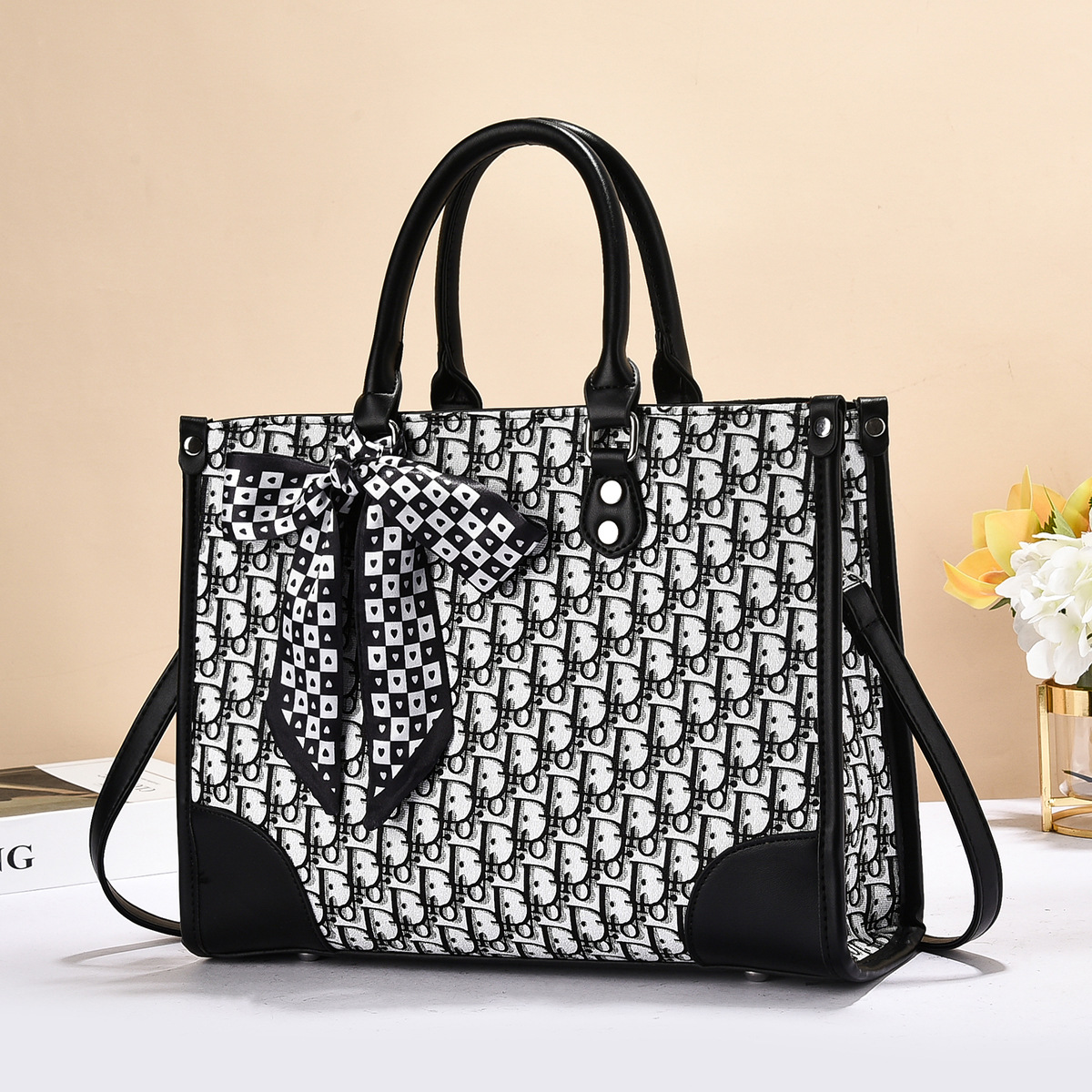 The 2025 autumn/winter new style of fashionable and trendy large-capacity printed tote bag single-shoulder bag is versatile, retro and exquisite full figure