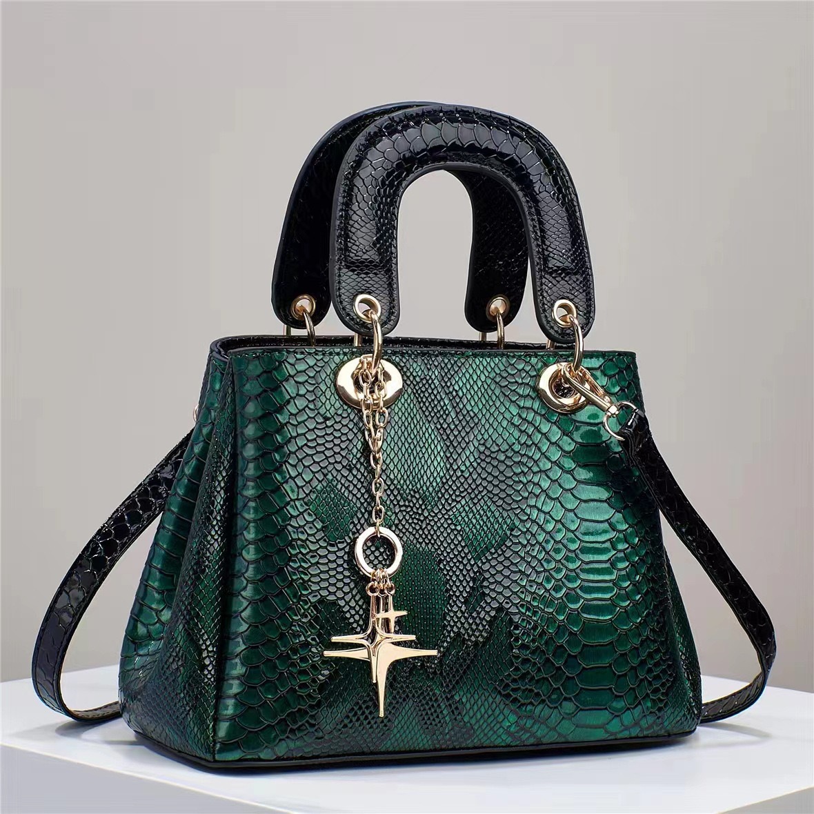 The 2024 new small Chanel-style snake pattern large-capacity, stylish and high-quality single-shoulder crossbody quality bag, cross-border large bag Specification drawing