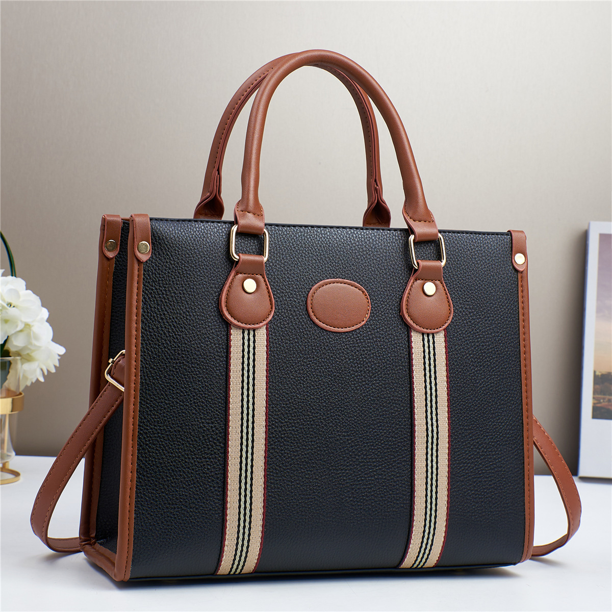 The new summer 2024 handbag, a fashionable women's bag, a middle-aged lady's bag, a crossbody bag, and a grand middle-aged mother's bag Item Picture