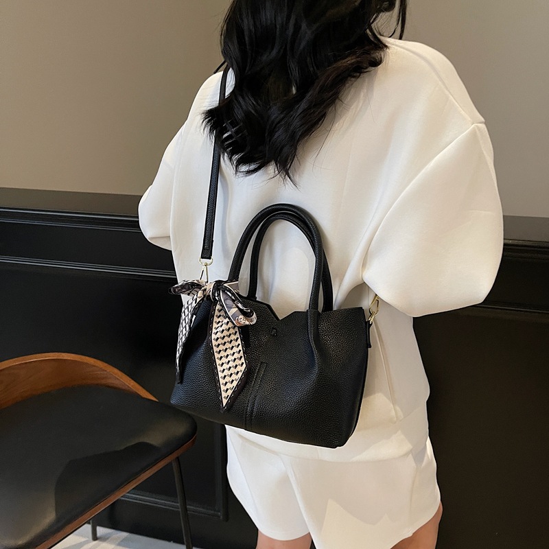 Cross-border retro hand-held mother and child bag for women, 2025 new niche soft leather single-shoulder tote bag, casual and versatile crossbody bag Application Scenario