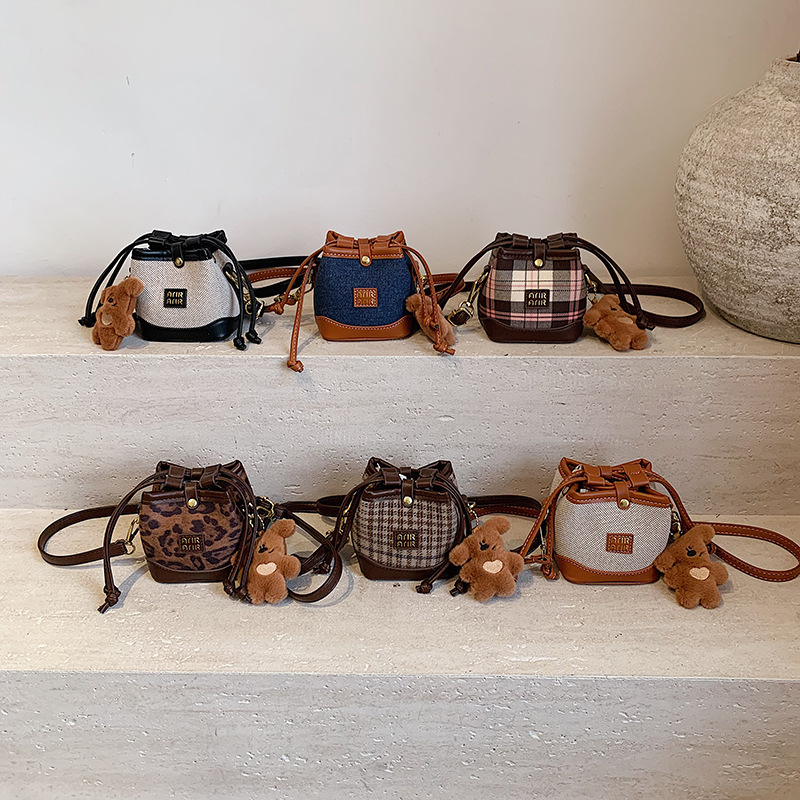 Cross-border Mini Bag for Women 2025 New Style Mini Shumai Bag, stylish, cute, simple letter small bag, popular red envelope Application Scenario