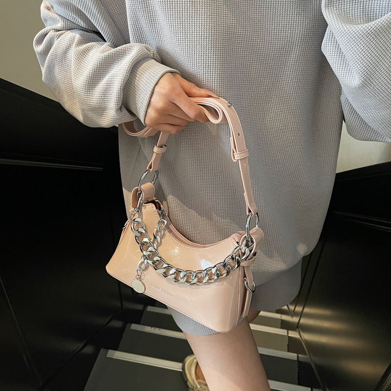 The 2025 new stylish and versatile single-shoulder underarm bag, a cross-border retro chain hand-held baguette bag details Picture