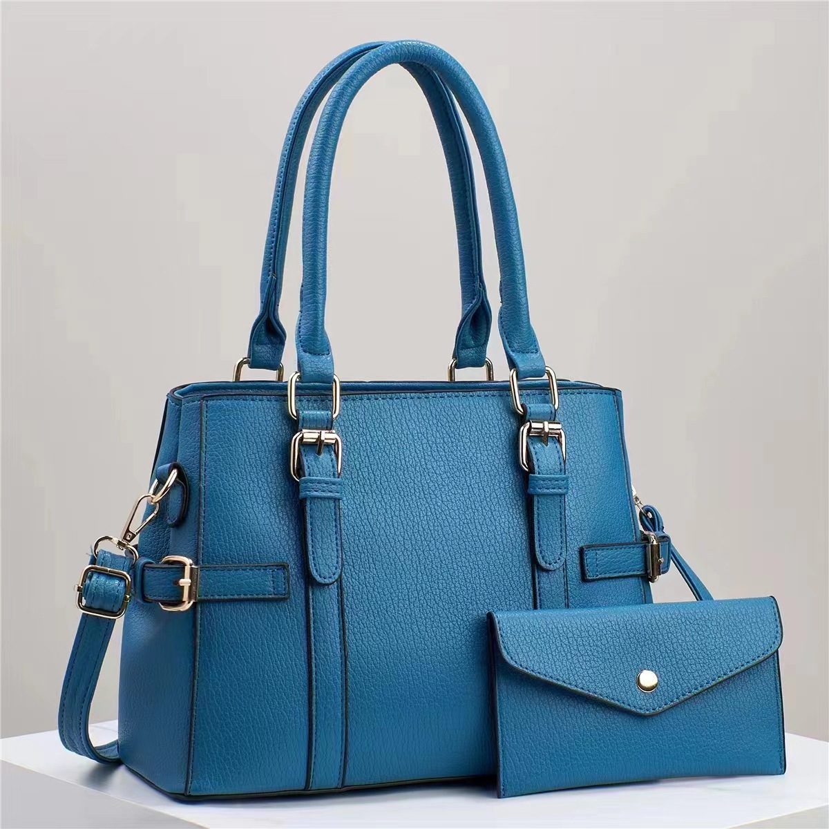 This is a popular high-end and versatile women's handbag with a large capacity. The soft leather mother-and-child bag is exquisite and high-end Application Scenario