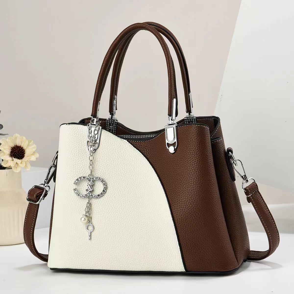 The new minimalist and color-blocking women's bag is cross-border, elegant and trendy, versatile, and features a large capacity single-shoulder casual crossbody Application Scenario