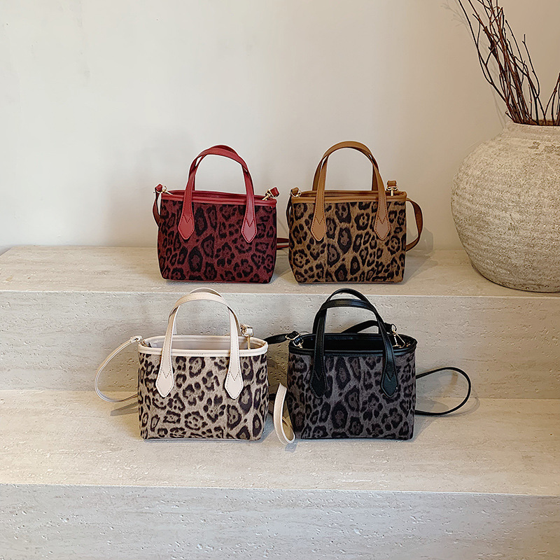 2024 Autumn/Winter new textured matte handbag, Korean leopard print single-shoulder crossbody bag, phone bag, women's bag Application Scenario