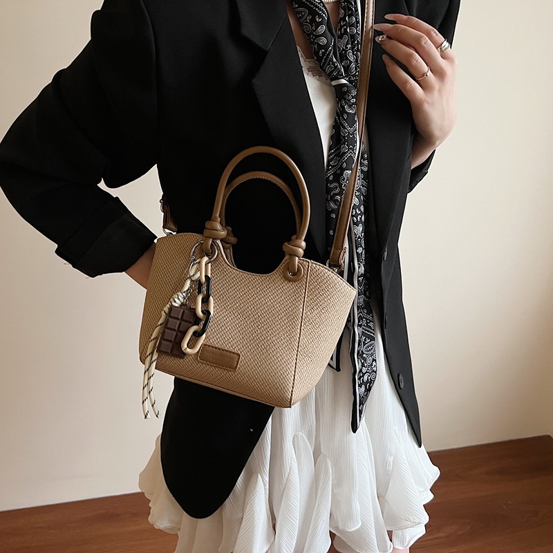 A trendy and fashionable hand-held bucket bag for women in 2025, featuring a high-end commuting look with woven patterns and a single-shoulder crossbody design Application Scenario