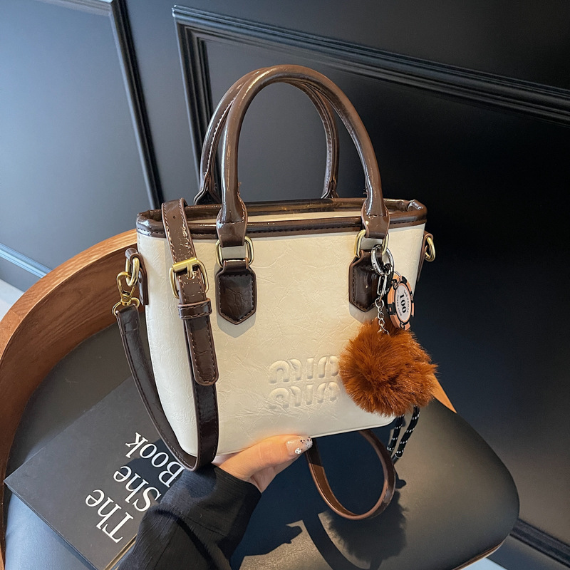 This year, the popular hand-held vegetable basket bucket bag for women in 2025 is a new, fashionable, high-end, light luxury and niche crossbody bag full figure