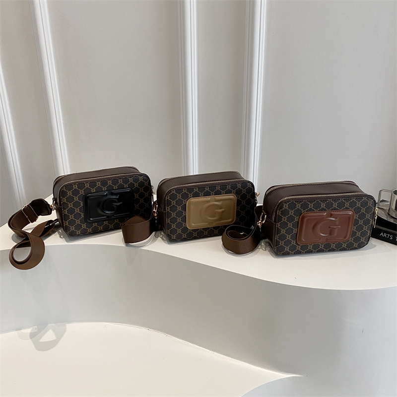 Cross-border trendy wide shoulder strap women's bags, niche trendy new small square bags, small bags, mobile phone bags, single-shoulder bags, crossbody bags Application Scenario