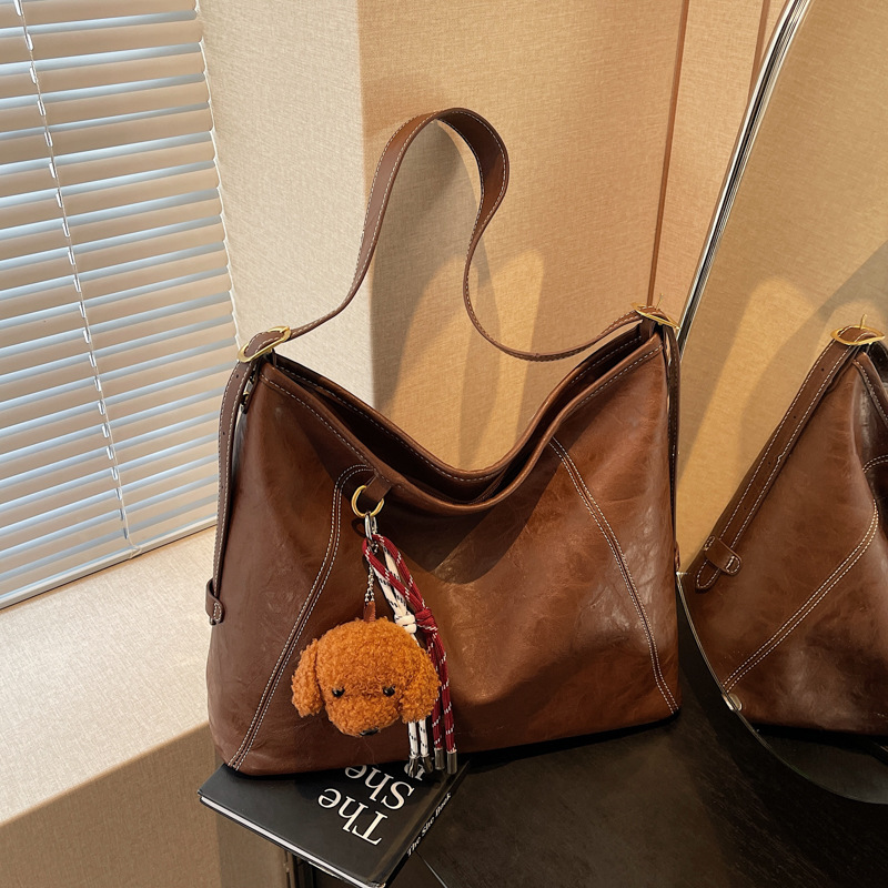 Retro women's 2024 new style Maillard single-shoulder bag with a high-end feel, large-capacity tote bag, commuter crossbody bag full figure