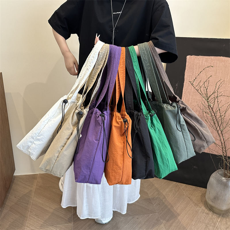Large-capacity bag for women, light and versatile, 2025 new casual canvas single-shoulder shopping bag, tote bag for school and commuting Application Scenario