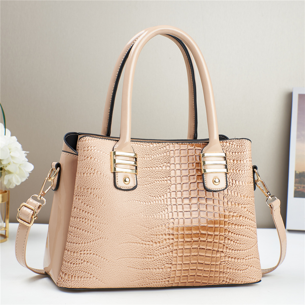 This high-end crocodile-patterned crossbody bag is a gift for Mom's Day. It has a large capacity for women and a grand texture. It's a handbag for ladies Specification drawing