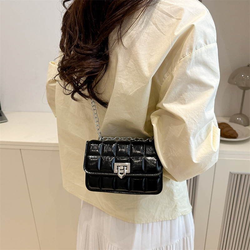 New Korean-style embossed embroidered thread small square bag, fashionable lock buckle laser shiny leather mini bag, chain women's crossbody bag Specification drawing