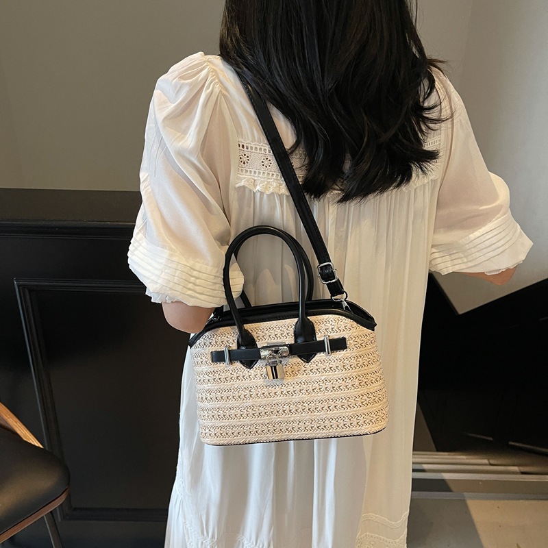 A high-end and stylish straw-woven hand-held small square bag for women, a new fashion and niche single-shoulder crossbody bag for work and commuting in 2025 details Picture