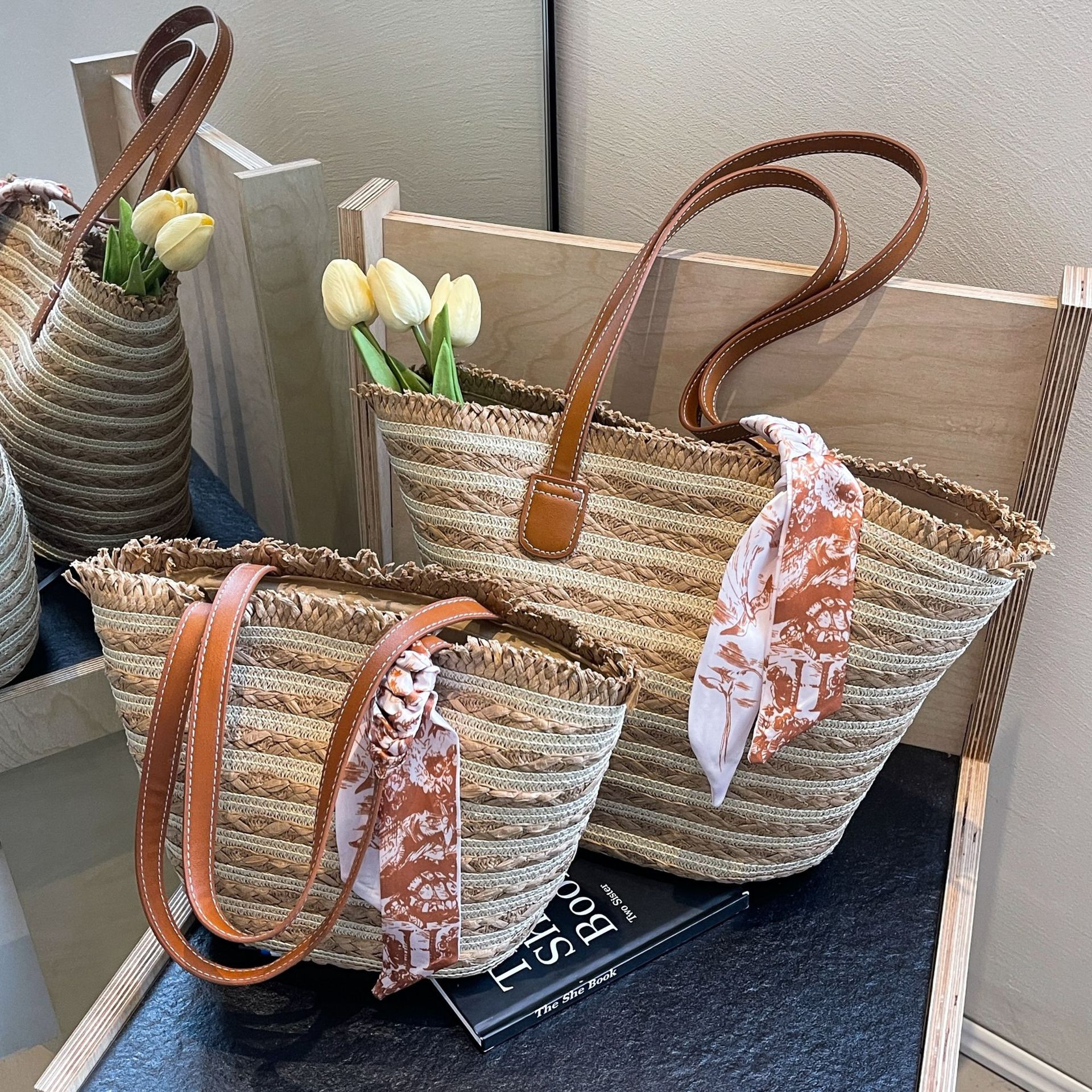 Summer woven straw vegetable basket bag for women, large capacity 2025 new versatile single-shoulder seaside vacation tote bag full figure