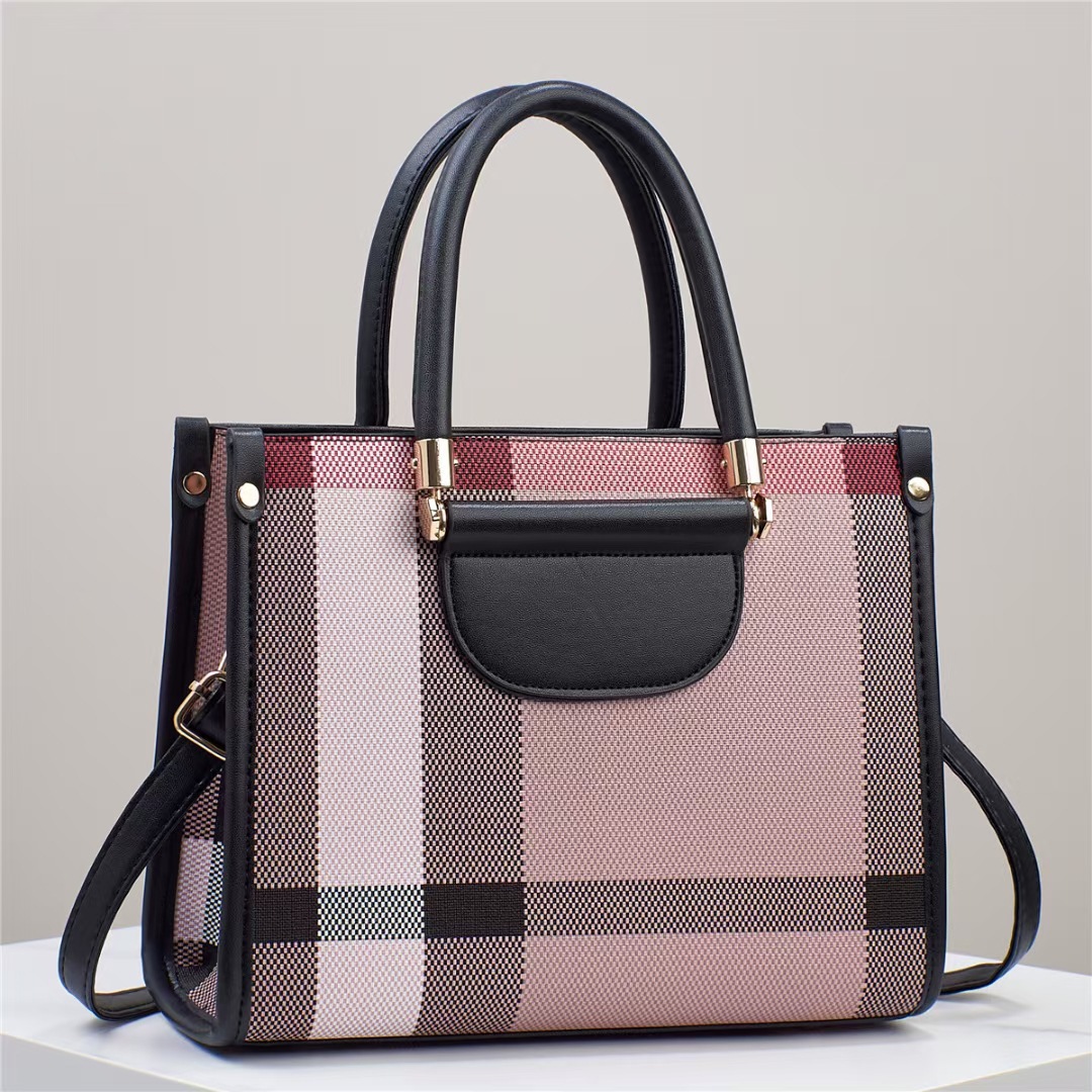 Checkered bag for women, 2024 new style hand-held shoulder crossbody bag, large-capacity commuter bag, high-end textured tote bag Application Scenario