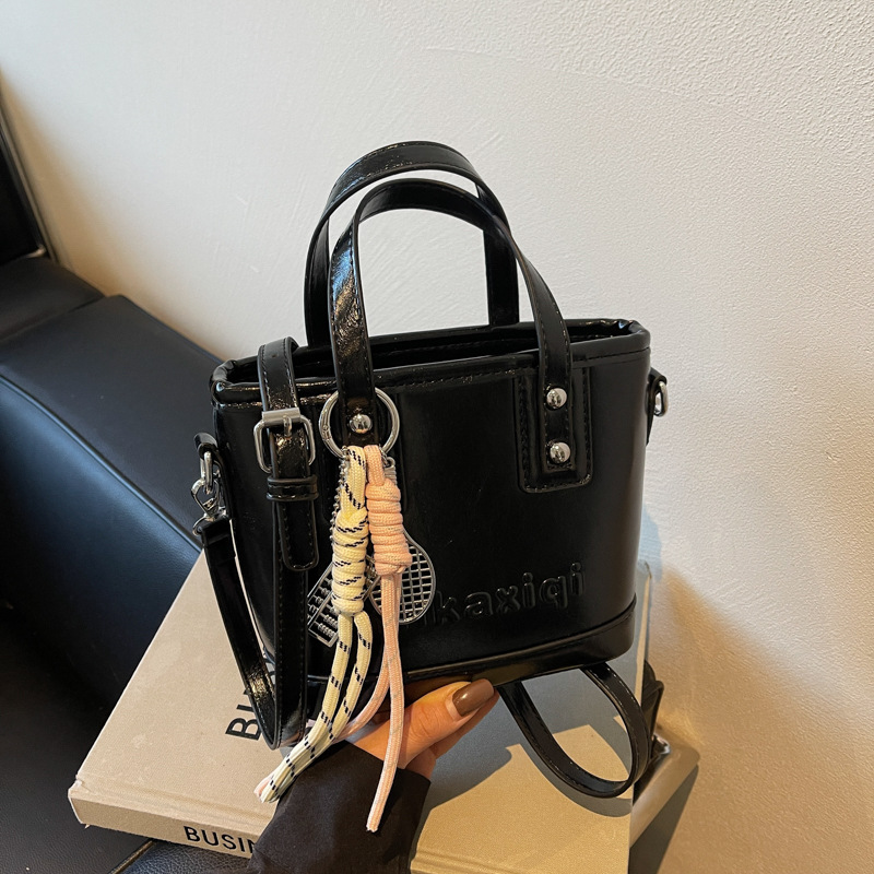 Korean style trendy and high-end hand-held bucket bag 2025 new fashion casual single-shoulder bag simple and versatile crossbody bag details Picture