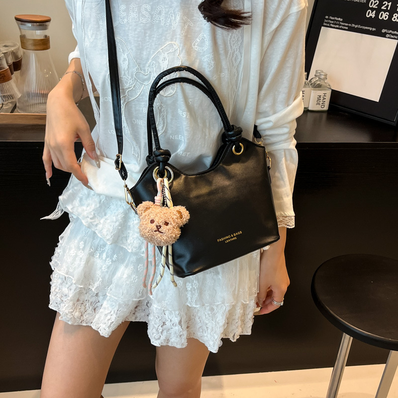 Fashionable and stylish hand-held bucket bag for women 2025 new spring and summer, versatile and fashionable commuter crossbody bag details Picture