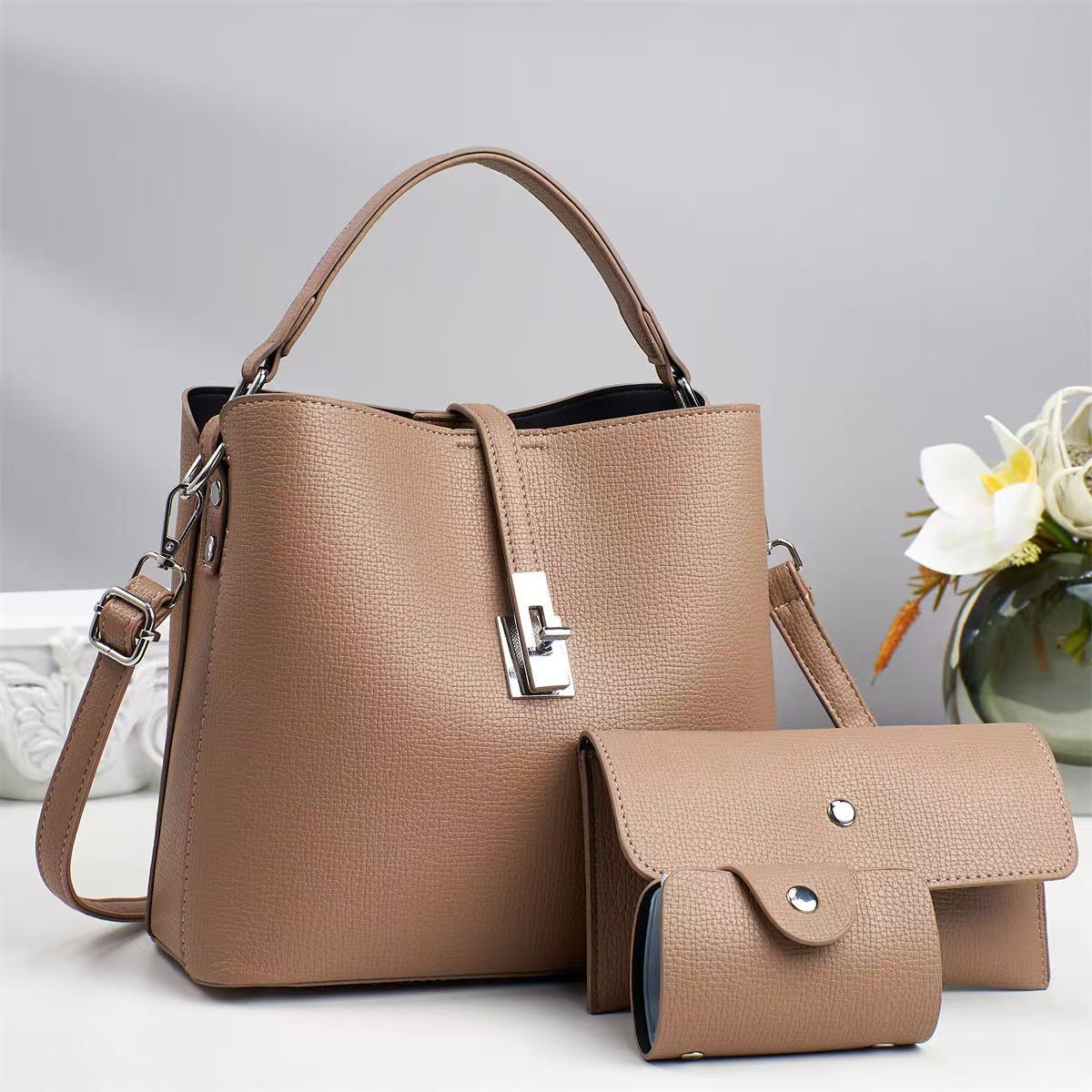 A new style of fashionable hand-held crossbody bag for women's commuting and mom bucket bag from a light luxury brand for foreign trade in 2025 Specification drawing