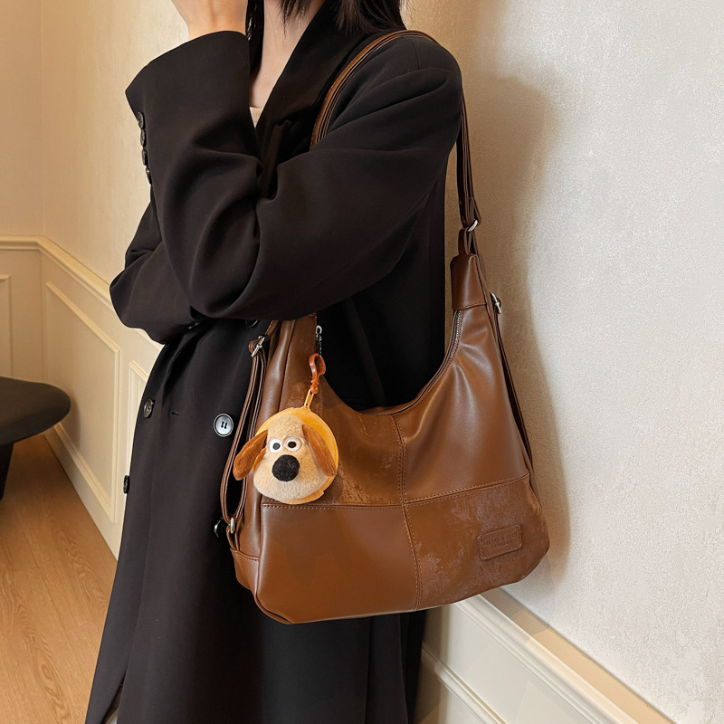 Student Tote bag for Girls 2024 New retro and fashionable large-capacity backpack for commuting, casual and versatile girls Application Scenario