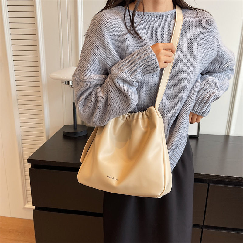 A new 2023 fashionable and versatile single-shoulder crossbody commuter bucket bag from Korean Instagram's niche soft leather underarm bag Application Scenario
