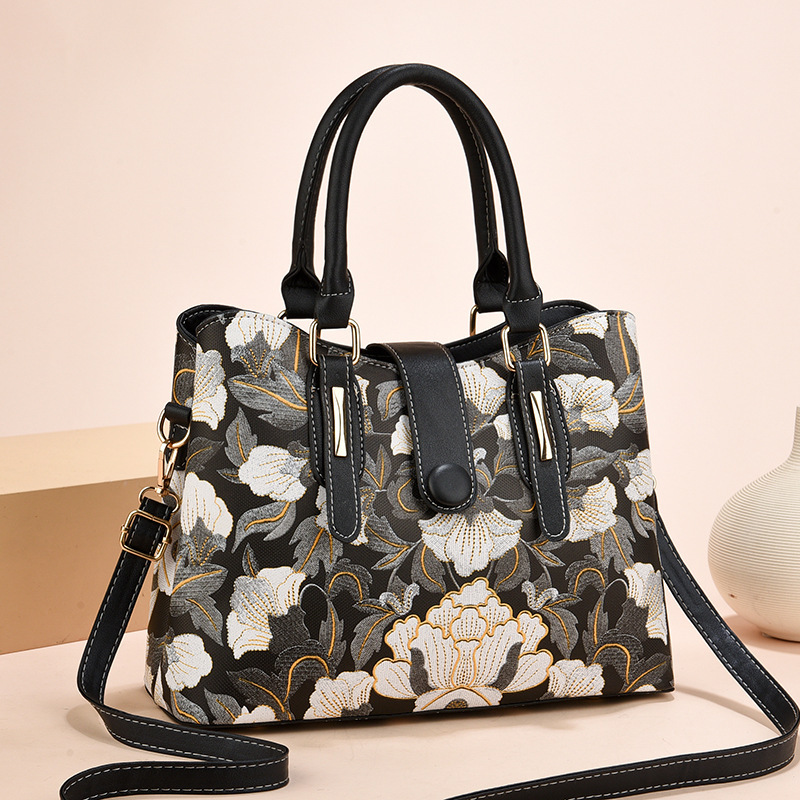 A new fashion bestseller for women in 2024, a single-shoulder crossbody bag from an export-oriented large bag manufacturer. It's a versatile summer handbag full figure