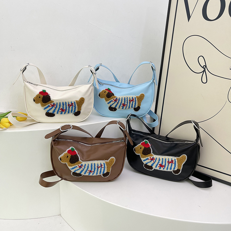 Autumn and winter Dachshund bag, a cute crossbody small bag for students, a new 2024 school-style single-shoulder dumpling bag for women Application Scenario