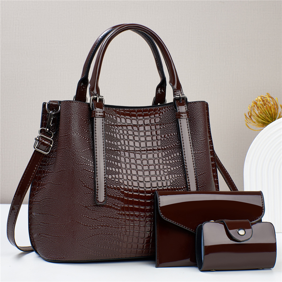 The 2023 new three-piece set of lizard-patterned large-capacity mother-and-child bag is fashionable and elegant. It is a simple single-shoulder crossbody handbag Specification drawing