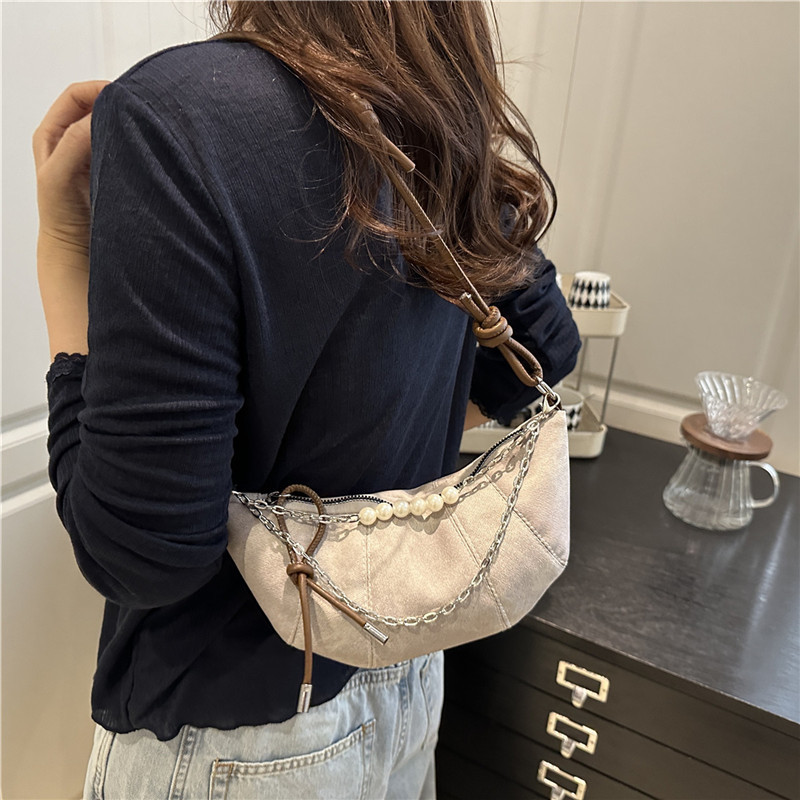 The new Korean version retro and fashionable horn bag, with a niche design and a trendy style, is a versatile and high-end crossbody bag for women details Picture