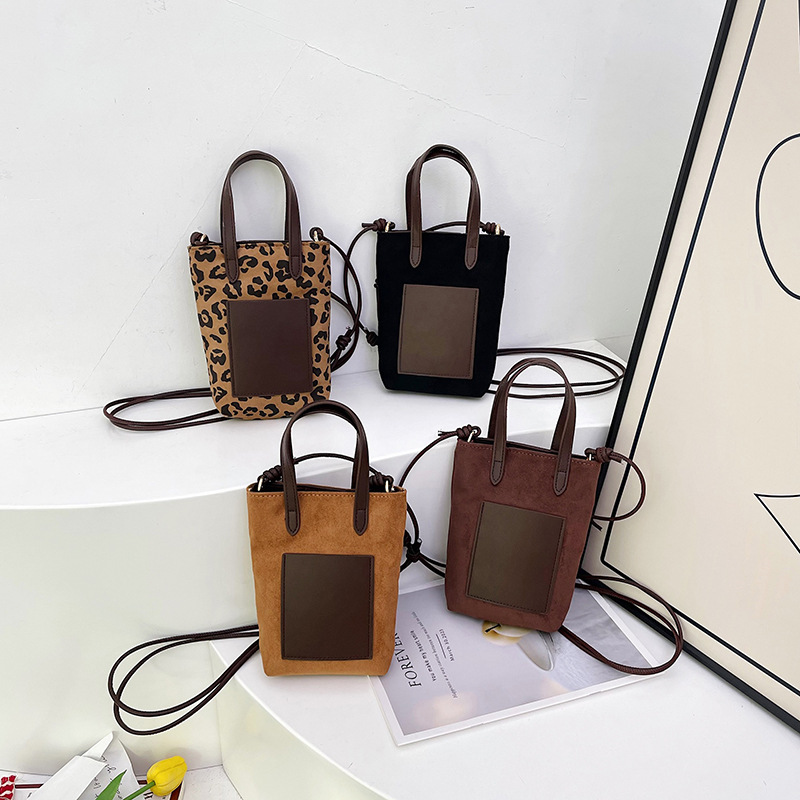 The 2025 new high-quality leopard print suede patchwork single-shoulder bag is a versatile crossbody bag for women's spring outings and a mobile phone bag Application Scenario