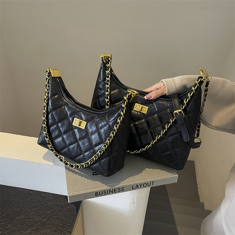 A new 2025 trendy and versatile crossbody bag for women with diamond-patterned embroidery. It exudes a sense of sophistication and is suitable for single-shoulder and underarm dumpling bags Specification drawing