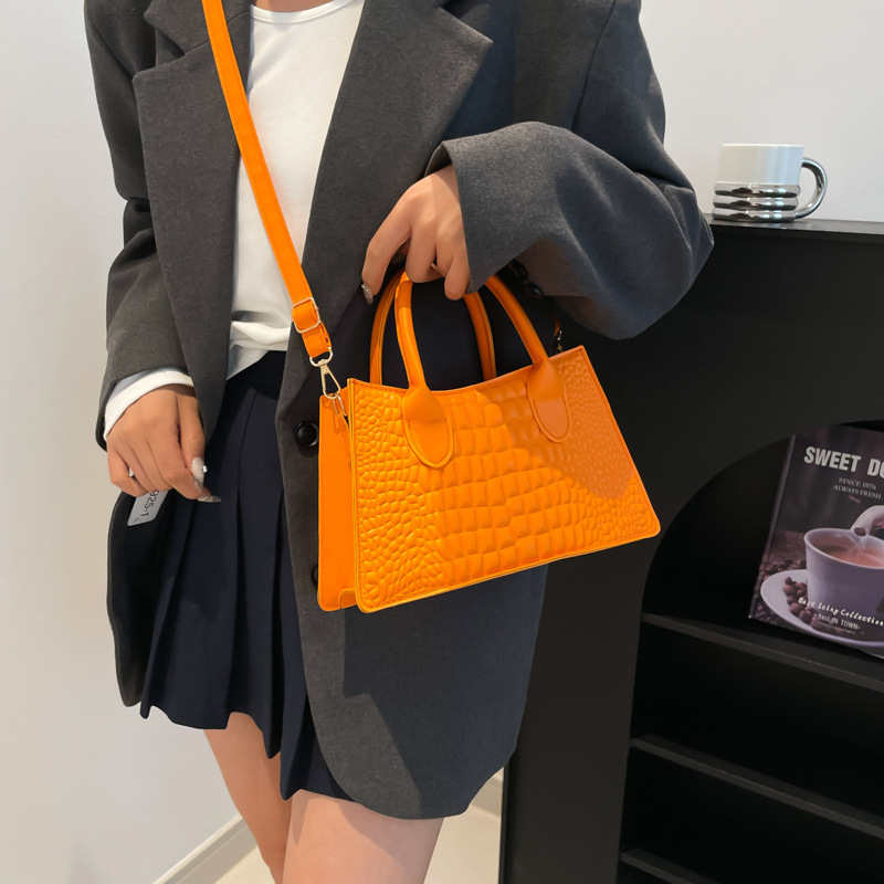 This 2024 new retro design crossbody small bag is trendy, fashionable, simple and elegant, and is a casual crossbody bag Specification drawing