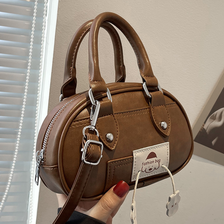 This is a simple, fashionable and versatile small bag for women. It features a niche design and is a popular single-shoulder crossbody bag for casual use full figure