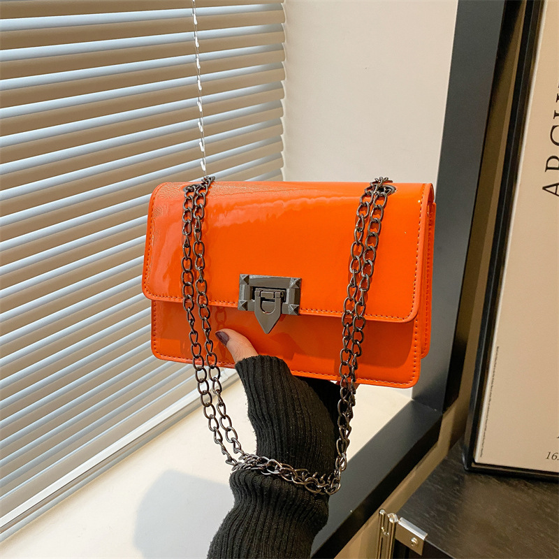 Solid color ladies' lock chain crossbody bag 2025 Summer new style versatile single-shoulder armpit small square bag for cross-border full figure