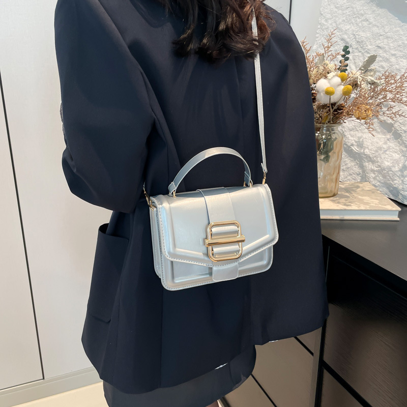 A simple, fashionable and individual women's bag for the 2024 autumn and winter collection, a niche hand-held shoulder bag with a retro texture and an ins crossbody bag details Picture