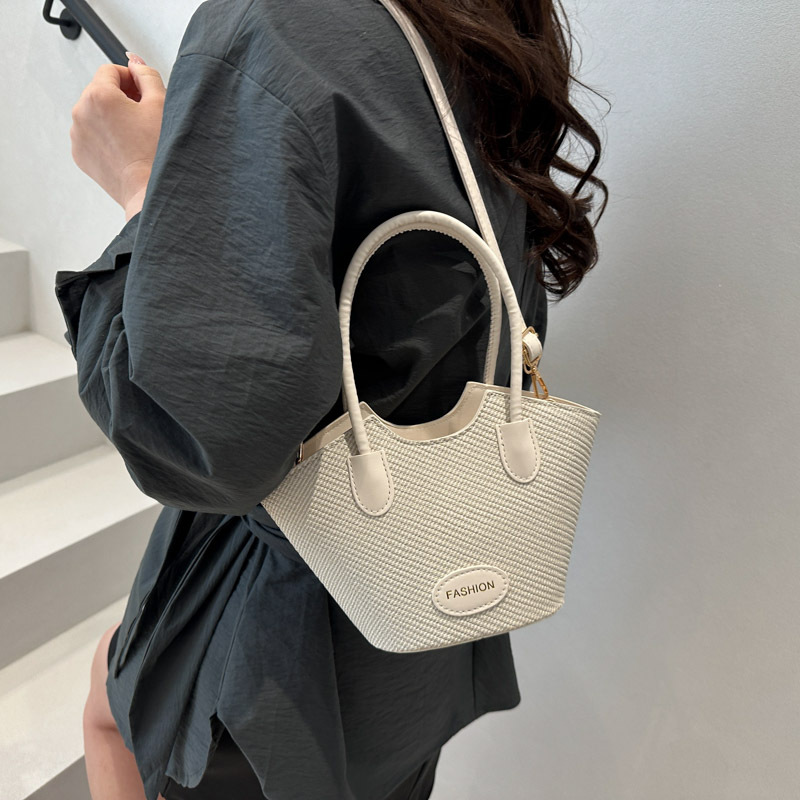 This year, the new hand-held bucket bag for women exudes a unique and elegant vibe. The color-matched crossbody small bag is fashionable and versatile Specification drawing