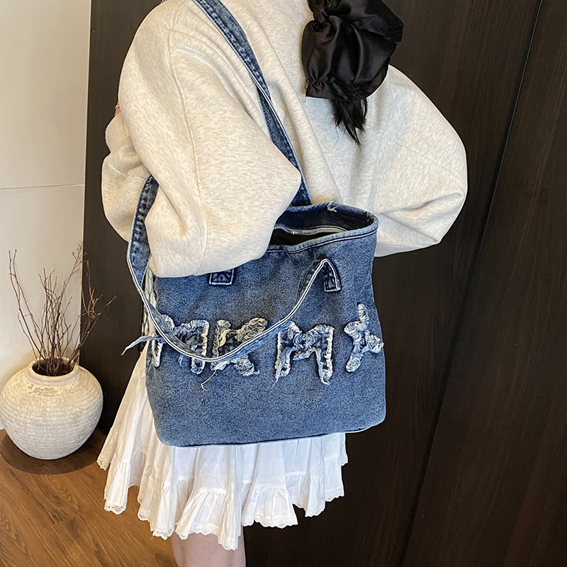 Casual and fashionable women's 2025 new denim large-capacity tote bag, texture and niche design single-shoulder bag Application Scenario