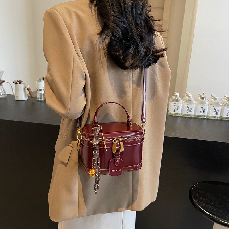 This year, the 2024 new stylish hand-held box bag for women with small bags is in vogue. It features a high-end retro texture and a stylish crossbody bag Application Scenario