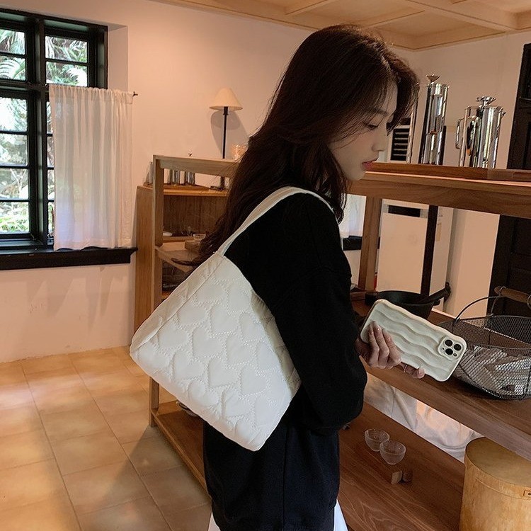 2023 Summer New fashionable and trendy large-capacity tote bag, simple and casual single-shoulder bag, simple and casual bag for women Application Scenario