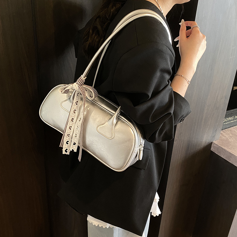 A niche bow handbag for women, a new trendy Korean-style textured underarm bag with a large capacity and pillow bag for the summer of 2025 Application Scenario
