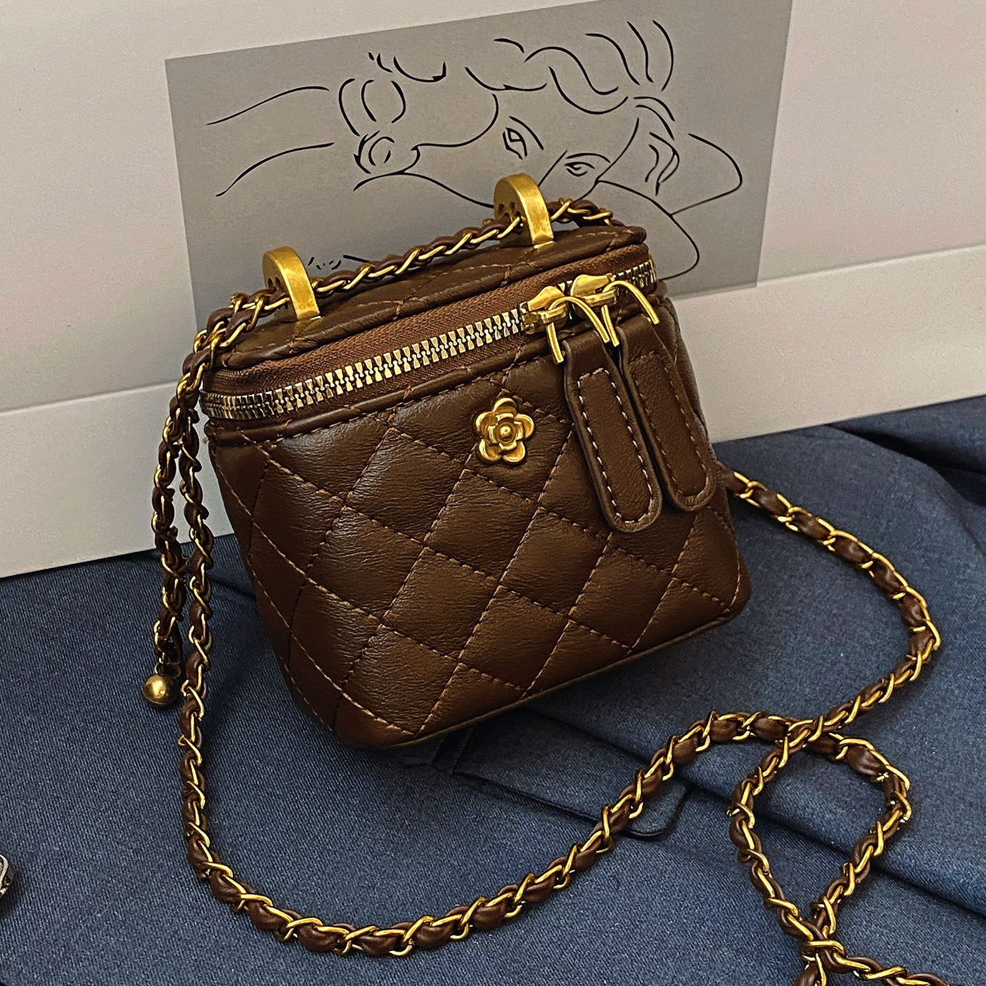 The diamond-patterned embroidered thread small bag for women is a popular 2024 autumn and winter bestseller. The chain crossbody bag is a fashionable and super popular small square bag full figure