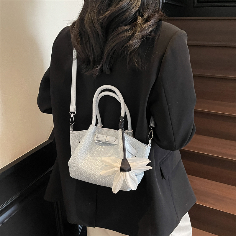 This is a new, stylish and versatile single-shoulder crossbody bag for women in 2025, exuding a sense of elegance and sophistication Specification drawing