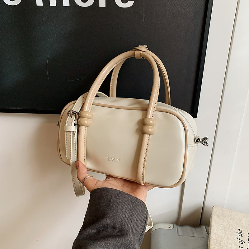 A high-end and fashionable bowling bag for ladies, 2025 new style ins simple and elegant, versatile and trendy single-shoulder bag details Picture