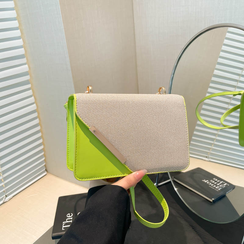 This is a new fashion chain single-shoulder bag and commuter crossbody bag for women in the summer of 2025 with a beveled iron edge full figure