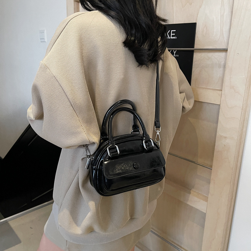 High-end and niche handbag for women, 2025 new Korean style, fashionable and simple single-shoulder bag, cool solid color crossbody bag Application Scenario