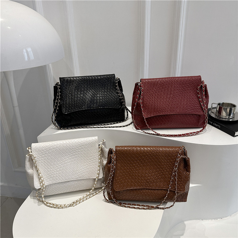 Cross-border trendy woven pattern women's bag, high-end single-shoulder bag, flip bag, simple and versatile commuting chain bag Application Scenario