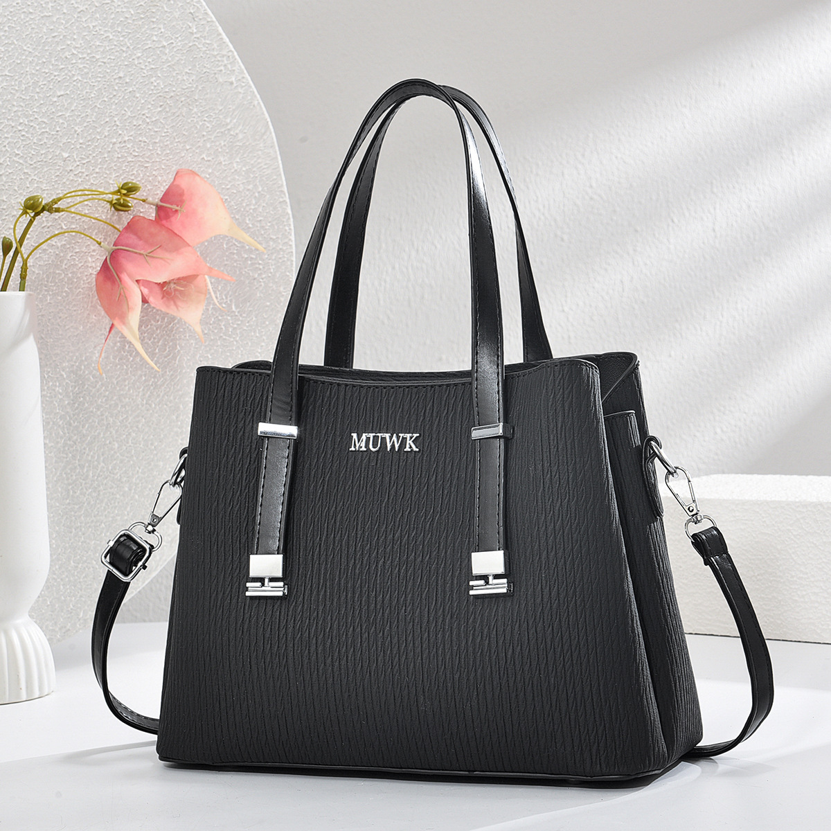 This is a popular women's handbag for foreign trade, a new model of 2025. It is versatile and elegant. It has a large capacity and can be worn on one shoulder at an Angle full figure