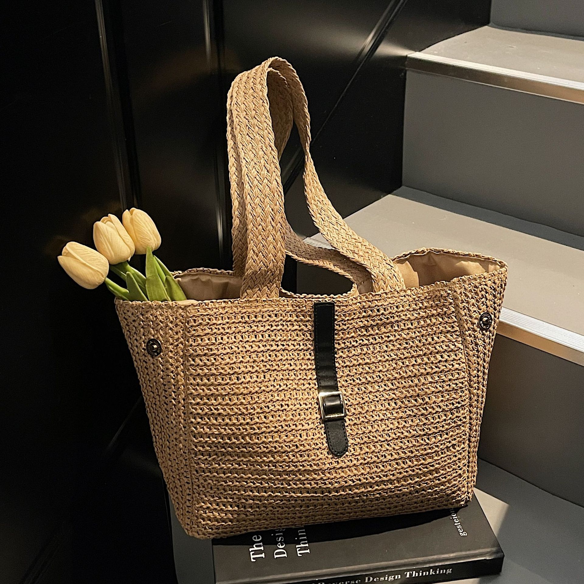 Niche design versatile woven bag for women 2025 New summer fashion large-capacity commuter straw woven bag Tote bag full figure