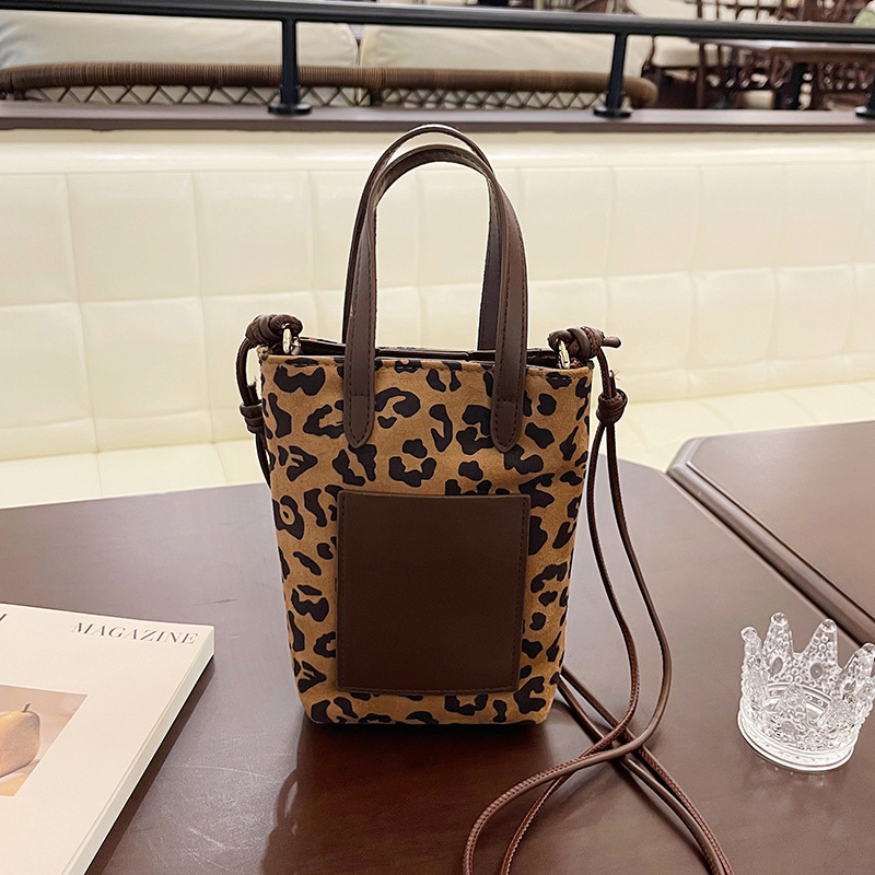 The 2025 new high-quality leopard print suede patchwork single-shoulder bag is a versatile crossbody bag for women's spring outings and a mobile phone bag full figure