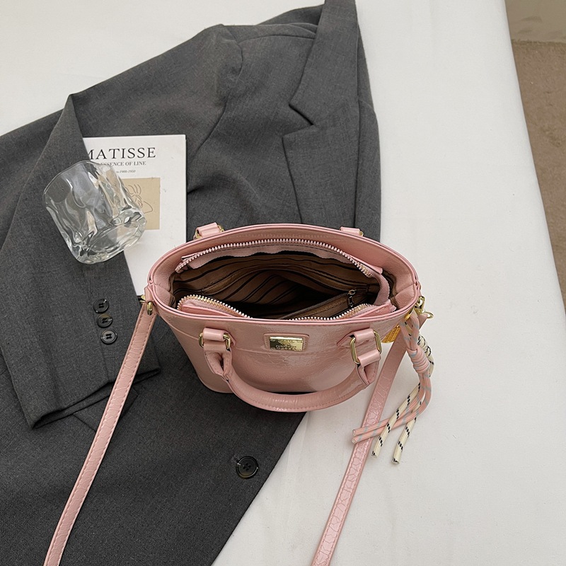 A high-end hand-held small bag for women 2025, a versatile, fashionable and simple bucket bag, a casual single-shoulder crossbody bag Application Scenario